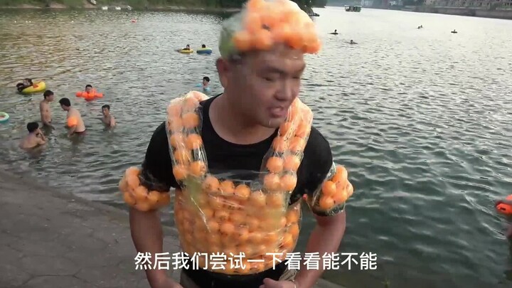 挑战用500个乒乓球绑在身上游泳，刚下水就有效果，这也太好玩了