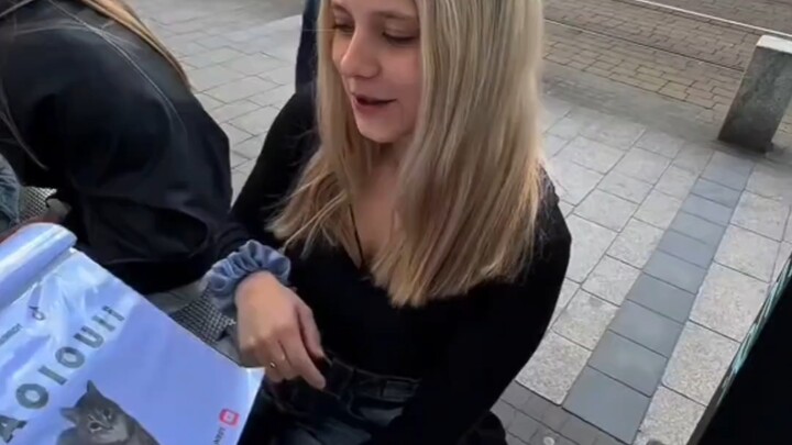 ตามหาคนแปลกหน้าบนท้องถนนเพื่ออ่านมีมแอบสแตรกต์