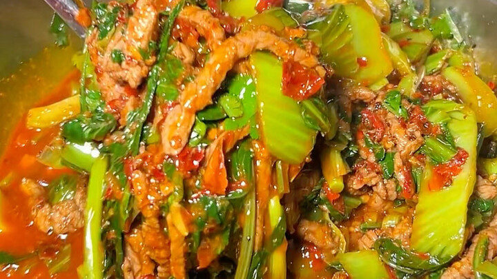 A female chef from Guizhou has been cooking just one dish—stir-fried greens with beef—for 20 years!
