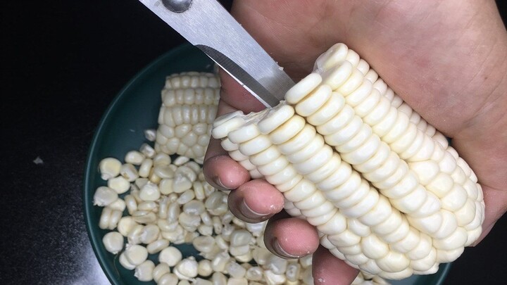 No need to worry about peeling corn, just poke and turn the scissors and the corn kernels will fall 