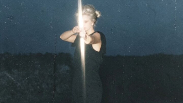 In 1960 Rome, Swedish actress Anita Ekberg, fed up with relentless paparazzi stalking, took a bow an