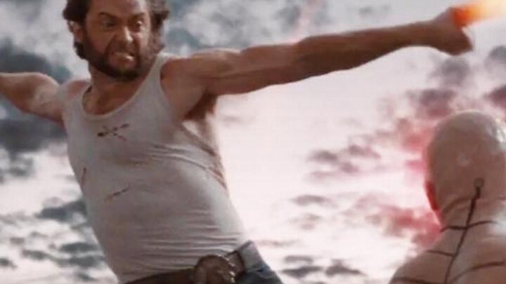 Cakar Wolverine terbakar oleh sinar merah, tapi dia masih bisa memenggal kepala Deadpool. Keren bang