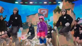 Saya sangat iri dengan penari cadangan untuk lagu ini… mereka bisa dibayar untuk menjadi gila