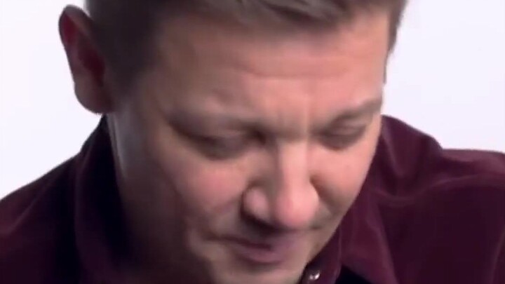 Jeremy Renner saat menandatangani kontrak dengan Marvel: “Apakah saya masih harus mengenakan kostum 