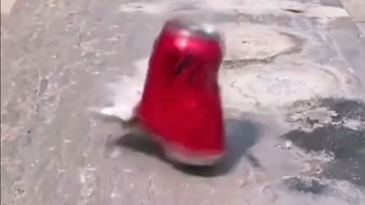 người giặt áo bên sông..