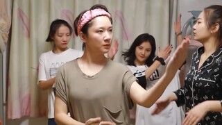 女生宿舍睡前减肥舞