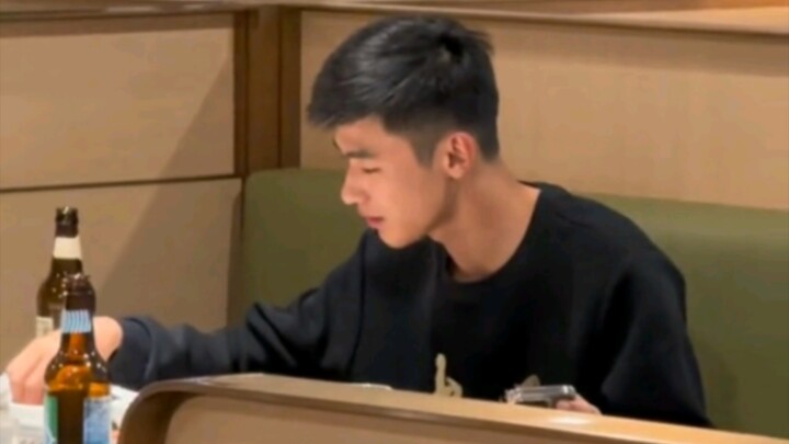 Xiaoguo Laohu bukan hanya pelayannya yang ganteng, bahkan para pelanggannya juga cukup tampan