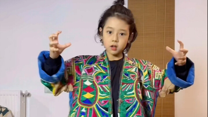 Dia pasti akan membuat banyak orang mengenal kampung halamannya, Kaili—kota Miao dan Dong di Provins