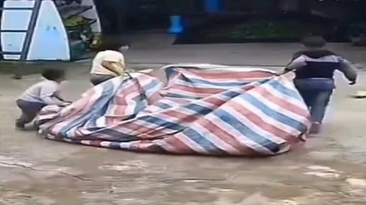 Ayo ayo, kalau nasinya basah kita kena pukul😭