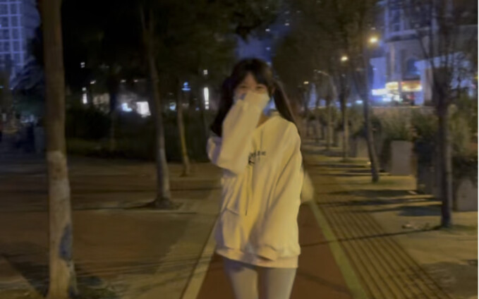 Loli đang đi trên phố