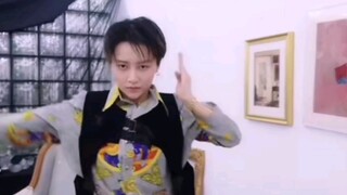 Liu Yuxin's dance moves are so cool! And her styling looks amazing too!