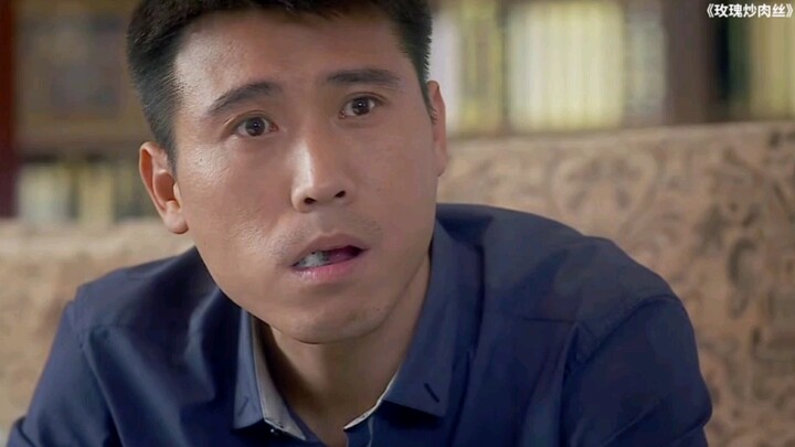 Đang dựa vào sofa ăn hoa quả, bỗng dưng lại có thêm một đứa trẻ