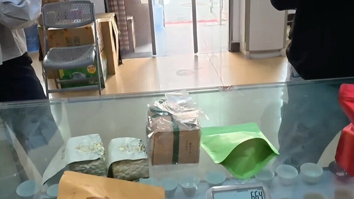Rekan kerja bersama-sama memilih teh yang enak