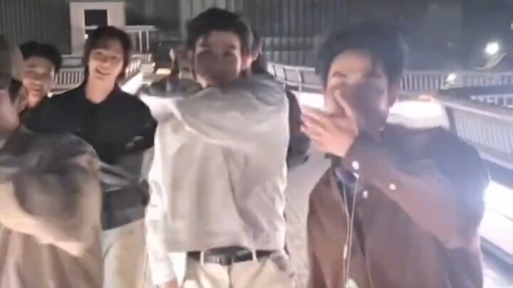 PondPhuwin, atau Pu Ming, menyatakan bahwa senior Disco sama sekali tidak bisa ikut serta, mari tert