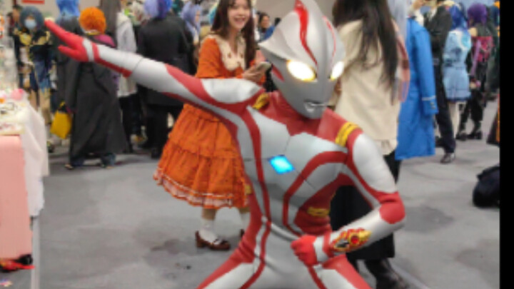 When Xiao Meng met her own bgm at the comic exhibition