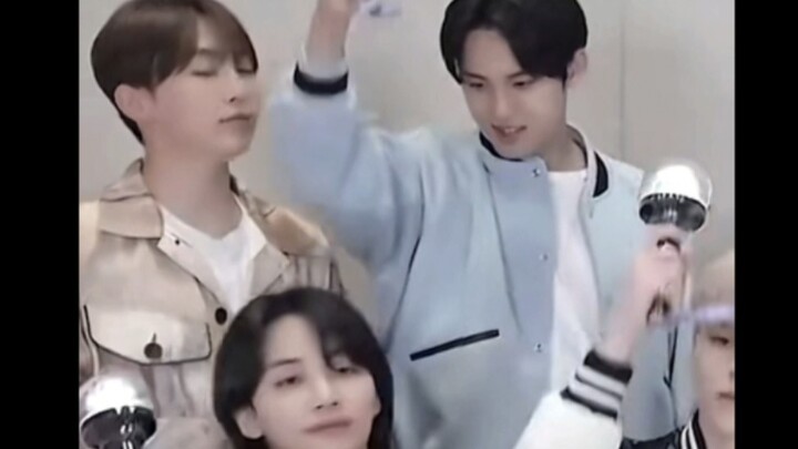 【ควีฮัน】เมื่อควีพบว่าสายคล้องคอของแก๊งคราทำให้ศีรษะของ 2gg โดนตี เขาจึงเริ่มลงมือทำสิ่งต่างๆ อย่างจง