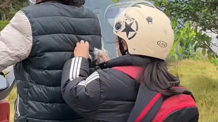 Seorang ibu mengendarai sepeda untuk menjemput anaknya pulang, tapi si kecil malah ada di jok belaka