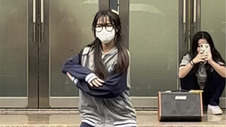 给大家表演一个自信的上去忘动作｜校园随舞 像神一样呐 淋雨版