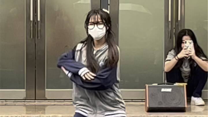 Show everyone a confident move | Campus dance like a god in the rain version