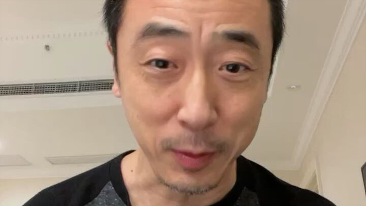 نين لي، بصدره الضخم، يقدم نفسه بخجل بصوت باس قوي.