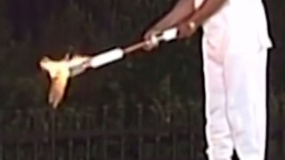 奥运史上最令人动容的瞬间，身患帕金森症的拳王阿里点燃奥运圣火