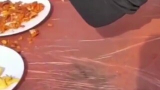 การเลี้ยงดูเด็กสามารถสังเกตได้ตั้งแต่โต๊ะอาหาร! แย่งกินอาหารในงานเลี้ยง