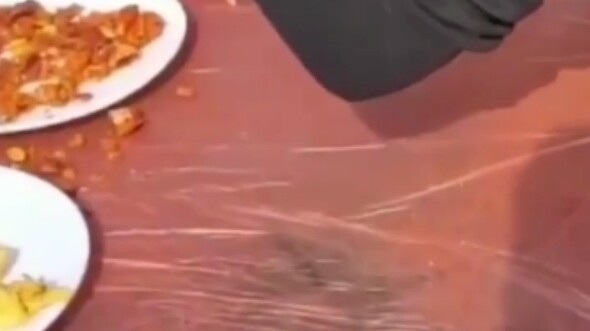 يمكن ملاحظة تربية الأطفال منذ الصغر على مائدة الطعام! التسابق لأخذ الأطباق أثناء الولائم