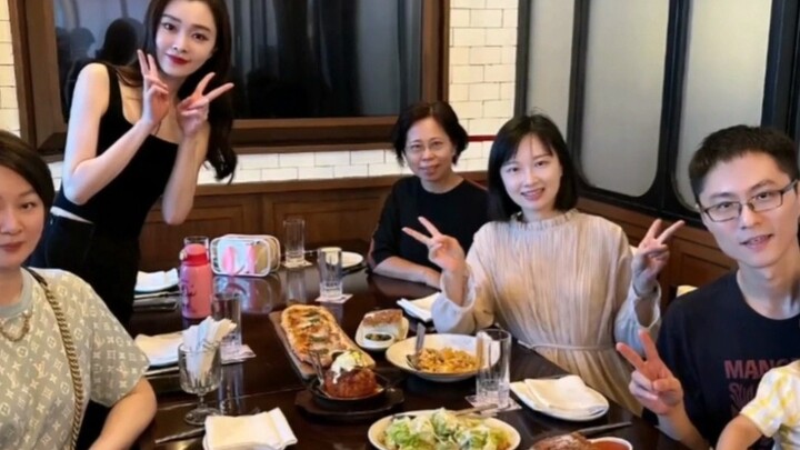 Only now do I realize how impressive Song Yi’s whole family is—there’s a Tsinghua PhD and an Olympic