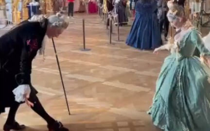 رقصة الروكوكو في بلاط فرساي في القرن الثامن عشر