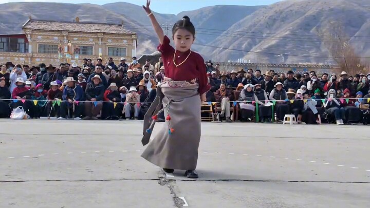A Tibetan little girl dances the Guozhuang dance💃—full of energy and so stylish!