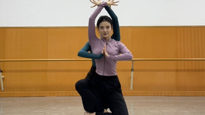 «البوذا في القلب، ما تراه حزنًا هو أيضًا فرح، وما تراه فرحًا هو أيضًا حزن» الأصل: شي جيا لي، الرقصة 