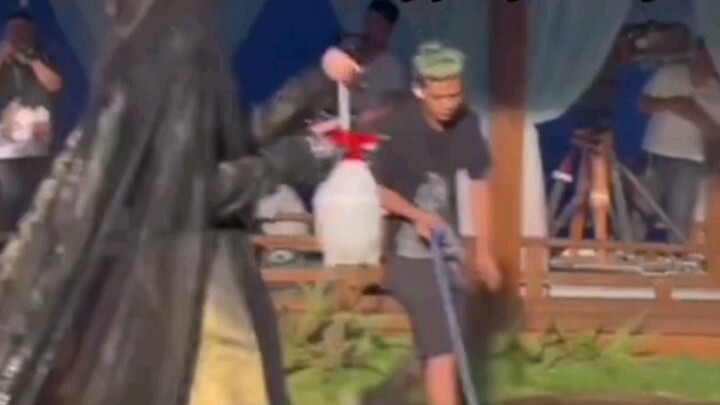 Here are some behind-the-scenes footage of Cang Lan Jue. Watch them while you wait for the show.