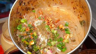 Sour and spicy rice noodles on the streets of Chongqing—so tangy and spicy, it's incredibly satisfyi