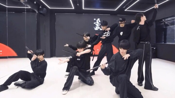 The mirror version of "Suzaku" is convenient for the sisters who dance by themselves