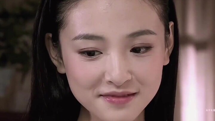 Wu Qian is truly beautiful—her hair can even be slicked close to her scalp without any messy bangs; 