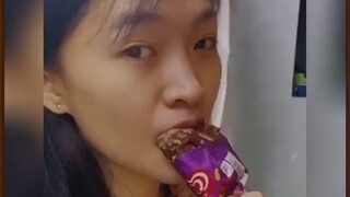 Miệng em dính kem kìa =)))