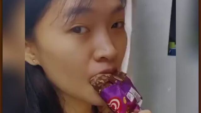 Miệng em dính kem kìa =)))