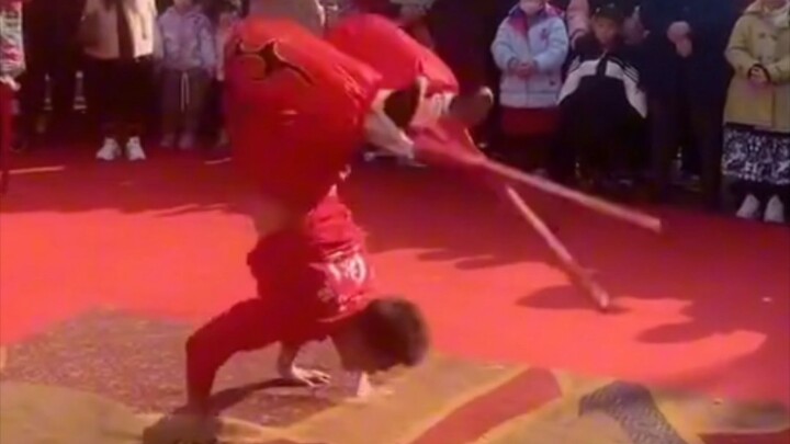 Stilt walkers pick up tips—skilled performers outshine the unskilled.