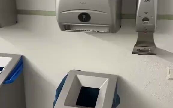 Cảnh sát 👮🏻‍♂️: Sao anh vào nhà vệ sinh nữ?  Anh: Hãy xem đoạn vcr.