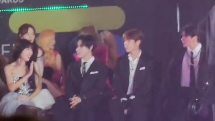 【Red Velvet丨NCT DREAM】คุณป้าจอยทักทายเฉินเล่อและนั่งติดกันด้วย