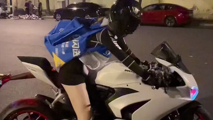 #طريق مغلق #دوكاتي V2 #توصيل فوري #دوكاتي #راكبة دراجة نارية حارّة لدرجة لا أعرف ماذا أفعل!