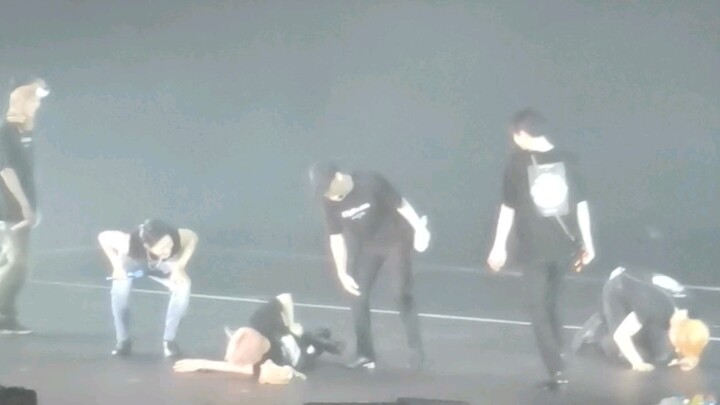 EXO vòng lưu diễn thứ 5 tại Hồng Kông: Bành Bác Hiền “quậy tung trời” với màn lăn lộn, nũng nịu đáng