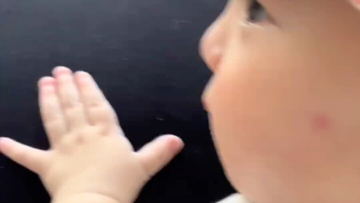 Tangan mungil bayi lucu banget, dia masih belum tahu kalau Ayah akan membawanya ke dokter untuk disu