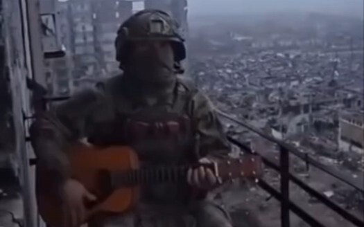 أعزف على الجيتار، توقف عن القتال.