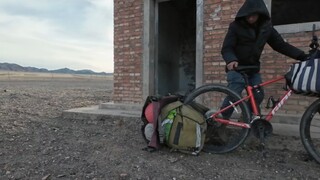 I rode to Xinjiang with heavy equipment, but the bike was too heavy to bear and broke, and now I can