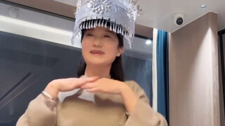 Mẹ của anh cả cũng nhảy múa rồi ha ha ha, mọi người trong nhà chơi vui quá đi mất