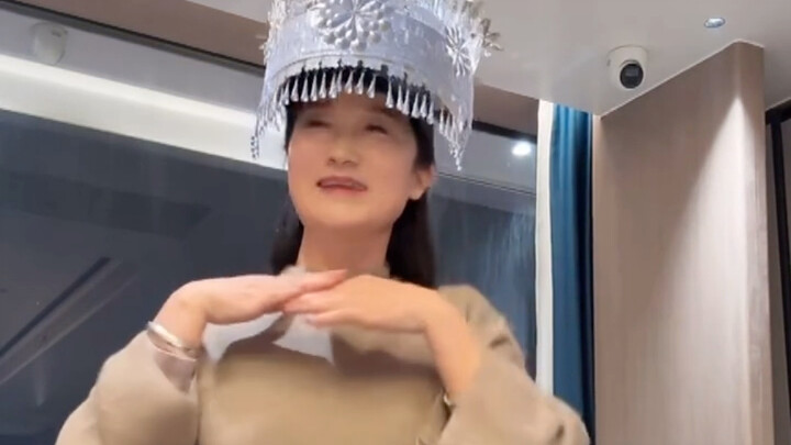 大哥妈妈也是跳起舞来了哈哈哈哈，家人们都玩得好开心啊