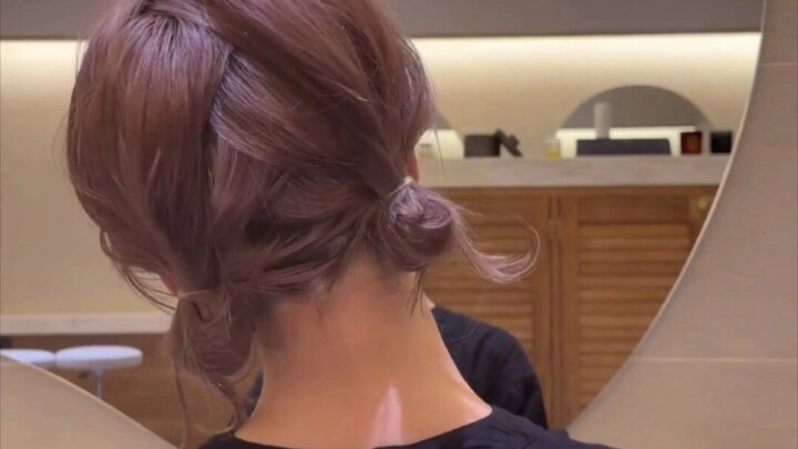 Simpul rambut imut yang lucu — sentuhan terakhir inilah yang benar-benar jadi poin utamanya!