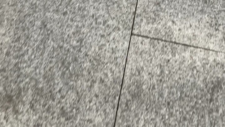 It looks normal, but it’s actually icy… Just now a cyclist skidded and crashed right in front of me!