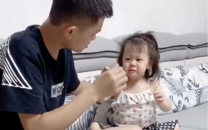 พี่ชายจัดการเด็กๆ ที่ร้องไห้ได้เก่งมาก ฮ่าๆ!